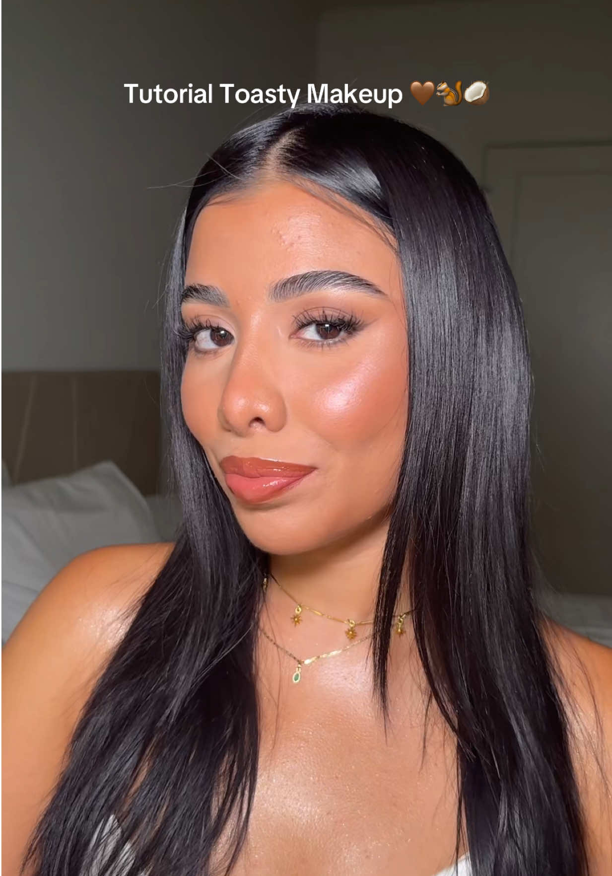 El famoso “Toasty Makeup” 🤎 Te deja la cara como si hubieras acabado de llegar del caribe ✨ - @makeupbymario  - @Maybelline NY  - @Haus Labs by Lady Gaga  - @LYS Beauty  - @Rare Beauty  - @Patrick Ta Beauty  - @Tower 28 Beauty  - @LAWLESS Beauty  - @Anastasia Beverly Hills  - @Fenty Beauty  #toastymakeup #bronzer #toasty #brownmakeup #bronzylook 
