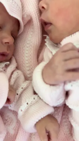 Doble bendición, doble amor 🤍👶👶 Bienvenidos a nuestra vida, pequeños milagros.”ALANNA & ALAIA @walter98_fitness 