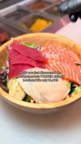 This brand new restaurant is serving up Chirashi bowls that are PACKED! Salmon (fresh and smoked), tuna, tilapia, shrimp, rice, salad, veggies!! Wow! The fish was so fresh! 📍Kanaui Poke et Sushi, 1244 rue Jean-Talon E. #chirashibowl #montreal #restomontreal #affordableeats #newrestaurant