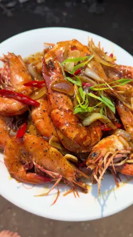 Jangan lupa makan yang banyak biar kuat menghadapi sikap dia yang istimewa 🤣🙈 Ada yang tau udang ini di masak apa?? Komen di bawah ya😉 #udangfresh #seafood #batukaras #fyp #food 