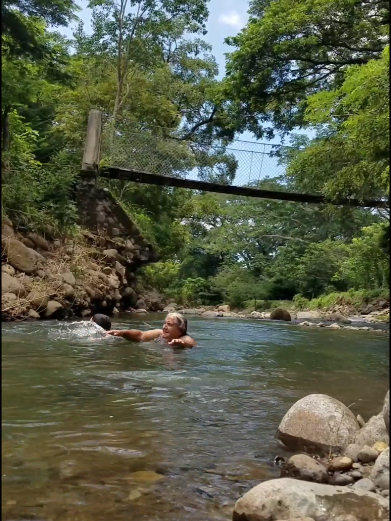 Ríos cristalinos de Ahuchapan Sur 🥰 #elsalvador #vidadelcampo #rios #mamá 