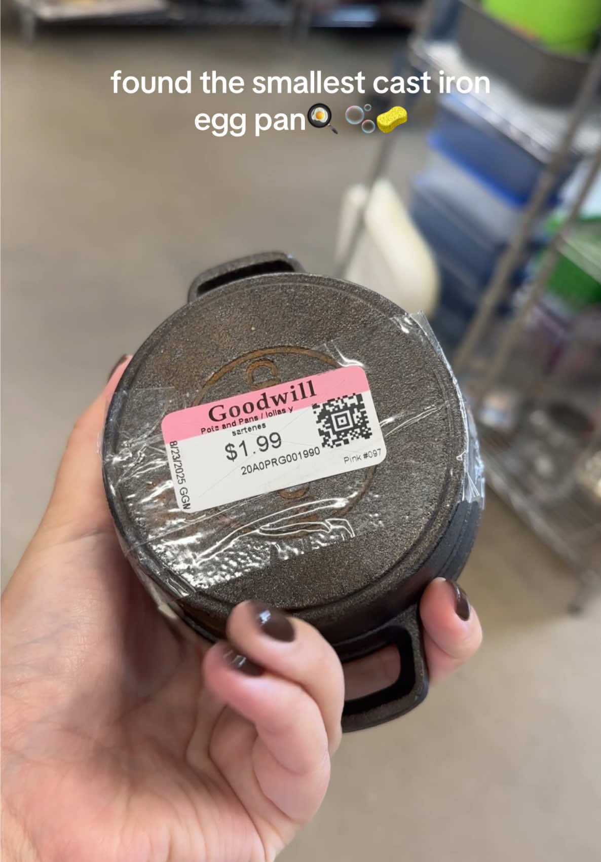 I wonder who keeps such tiny frying pans at home?#CleanTok #asmrcleaning #thriftstore #washing 