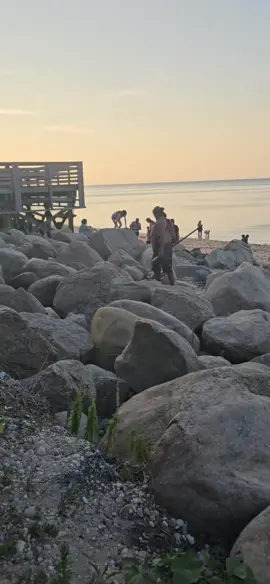 Nosotros Siempre Andamos Caminando En Las Playas De Los New Yores 😅 🥰 🙏 #PupusaPower #unasalvadoreñaenny #buscando #eltesoro 