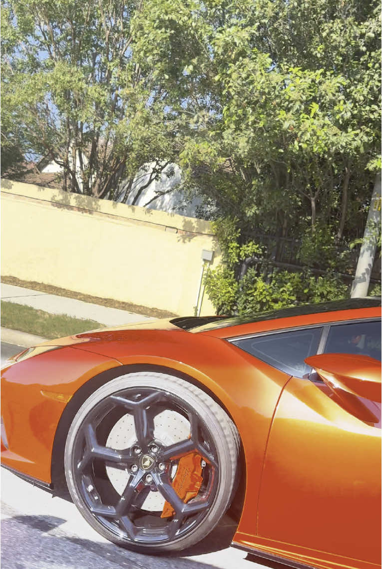 anh em nhận ra ai lái con siêu xe lamborghini Revuelto này không? @bao siting @Bà Tuyết Trong Truyền Thuyết @Baosting_shop @BaoStingShop2 #baosting #trạigabaosting #Gabuombaosting 