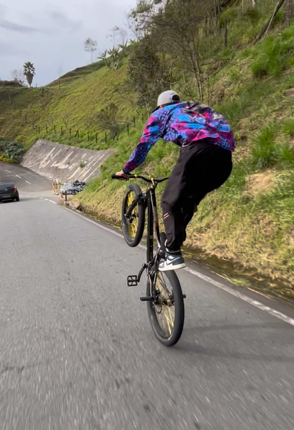 Yo digo que esta es la pista pa bajar más rápido en bicicleta jummm que locura la velocidad que uno agarra 😬😬! #bikelife #tiktokviral #flypシ #stunt #bicicleta 