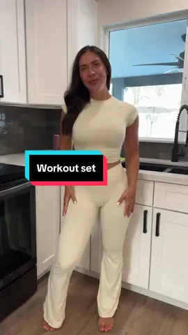 Love this cream color workout set🧸☁️🫶🏻 #workoutsets #workoutset #gymapparel #fitnessapparel #gymoutfit 