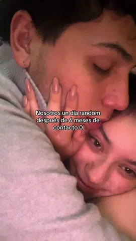 Aplastada pero como duerme de lindo  #amor #novios #fyp #couple #contactocero 