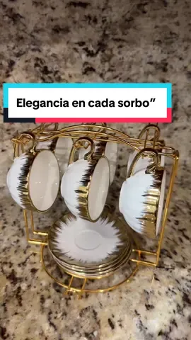 Set de tazas elegante y moderno ☕✨ Disfruta tu café  con estilo gracias a este hermoso set de 4tazas con platillos, diseño en blanco con detalles dorados metálicos y soporte de metal incluido. Perfecto para darle un toque de lujo y sofisticación a tu cocina .Ideal para uso diario o para sorprender a tus invitados. #SetDeTazas #EleganciaEnCadaSorbo #CaféConEstilo #DetallesDorados 