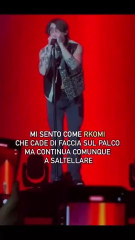 Mood: cado malissimo… ma con disinvoltura scenica. #rkomi @rkomi #testaaltasempre🦁⏳ #rep #trap 