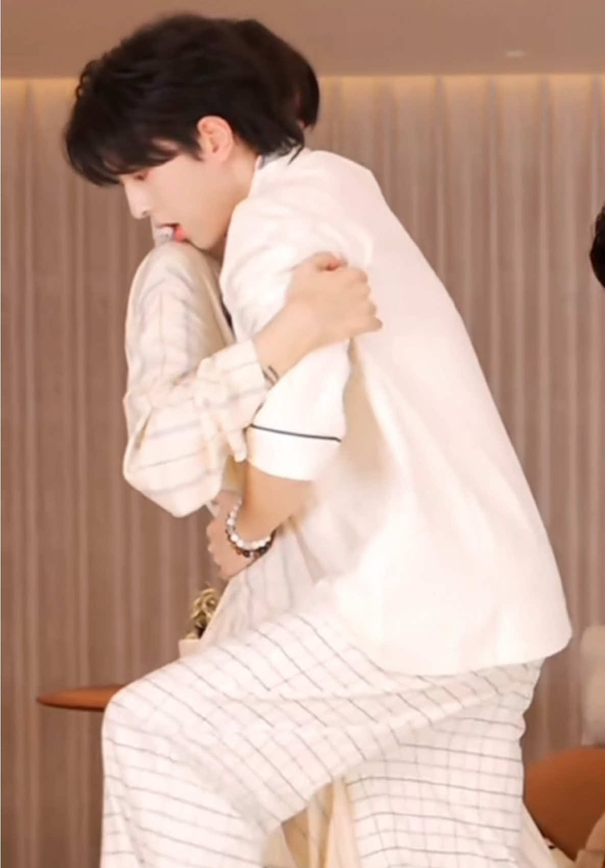 Eliot Huang & Kipuka Qiu’s 8.24 livestream playing the newspaper stepping standing game — Part 6. There are other parts on the homepage too, totaling 17 minutes. Make sure to watch the whole thing, it’s super sweet 💖  @eliot_huang @kipuka_qiu #ABODesire #DesireTheSeries #垂涎 #星邱 #星有千千杰       