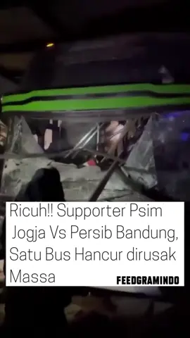 Ricuh suporter Persib Bandung dan PSIM Yogyakarta terjadi di Yogyakarta, Senin (25/8/2025) dini hari WIB Kericuhan terjadi usai hasil imbang 1-1 Persib melawan PSIM Yogyakarta di Stadion Sultan Agung Bantul, Minggu (24/8/2025).  Bus yang dinaiki suporter Persib bandung hancur dirsak massa Bus tersebut menjadi bulan-bulanan massa setelah ada laporan bahwa bus tersebut men4brak rombongan suporter PSIM.  Dari unggahan tersebut pula, ribuan suporter PSIM Yogyakarta masih berkumpul di sekitar bus untuk memberikan aksi protes atas tindakan tersebut.  Belum diketahui apakah ada korban jiwa maupun luka dalam kejadian tersebut. . . .