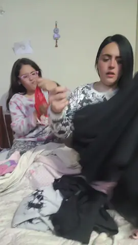 cuando mi peque me ayuda arreglar mi ropa jajajajaja #momanddaughter #daughter #MomsofTikTok #comedia #gracioso 