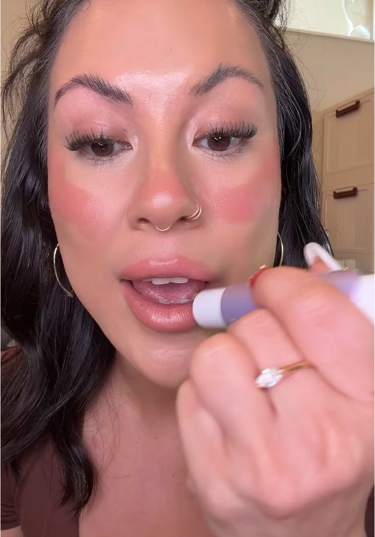 Can I get over her hydrating and multifaceted this product is! It looks so good on my lips and so differ on my cheeks and eyes. @tarte cosmetics  #TartCosmetics #MultiStick #BlushHack #MakeupOver40 #matureskinmakeup 