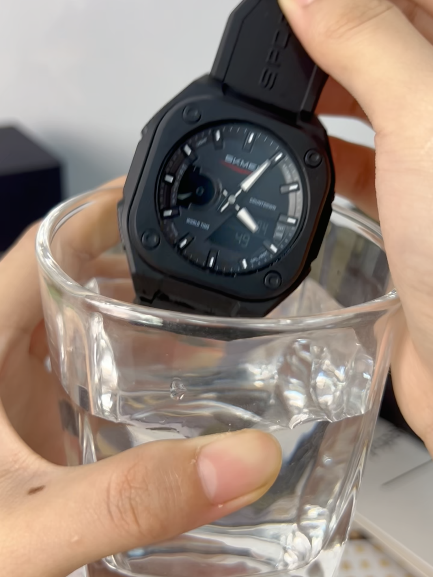 This sports luminous watch has such a cool, eye-catching design—total sporty vibes all the way. #FashionWatch #wristwatch #SKMEI #skmeiwatch #SquareWatch #luxurywatch #FashionWristwatch #SwagWatch