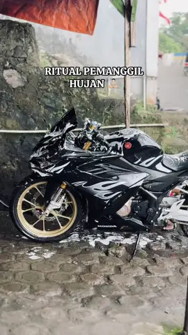 cung disini yang suka tiba - tiba ujan kalau udah steam motor ☝🏼😩 #cbr #cbr150r #fypシ゚ 