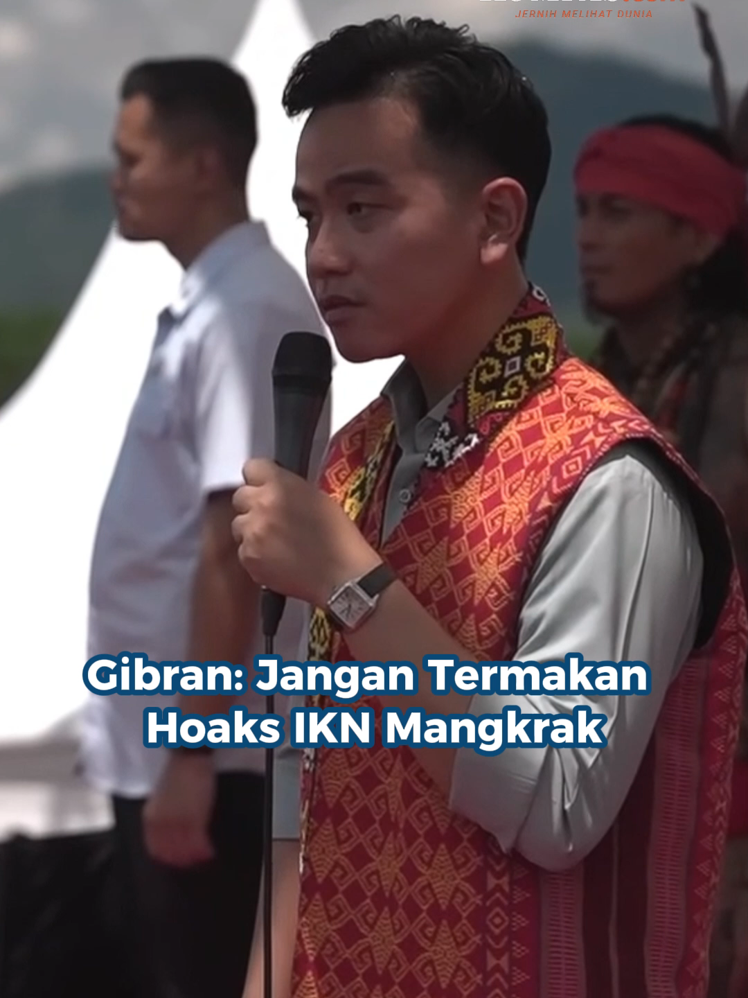 Wakil Presiden Gibran Rakabuming Raka menegaskan bahwa pembangunan Ibu Kota Nusantara (IKN) akan tetap dilanjutkan dan diselesaikan.  Hal itu ia sampaikan di hadapan warga Dayak, termasuk Pasukan Merah, di Kabupaten Mempawah, Kalimantan Barat, Sabtu (23/8/2025). Gibran juga menyebut pemerintah menargetkan sarana dan prasarana IKN rampung dalam tiga tahun, agar fungsi eksekutif, legislatif, dan yudikatif dapat segera dipindahkan. Menurutnya, IKN bukan sekadar pembangunan istana, tetapi simbol pemerataan agar pembangunan tak lagi berpusat di Jawa (Jawa-sentris). Penulis: Rahel Narda Catherine, Ardhito Ramadhan Kreatif: Blanka Rahel Maretha Joanne Produser: Reza Kurnia Darmawan ~R #Gibran #IKN #Kalimantan #Peristiwa ##Cut