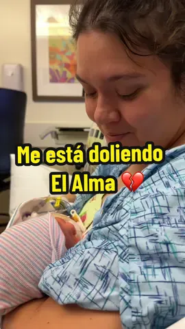 Andrea mamá primeriza  Baby Juliette está bien está muy saludable y está creciendo. Gracias a Dios , a mi familia, y a todos ustedes por sus oraciones. Me duele el alma tener que dejarla #mamaprimeriza #newbornbaby #babygirl #prematurebaby #colostrum 