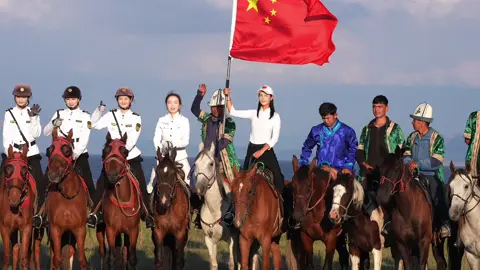 Sailimu Lake in Xinjiang is very beautiful. I want to take pictures to show you.