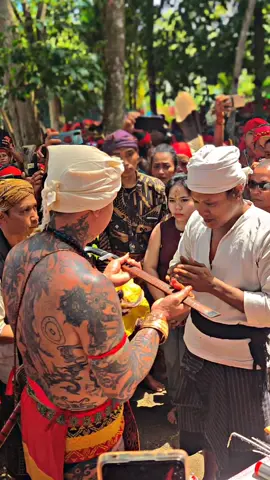 Dayak ganteng🇧🇪🇲🇨 #fyp #pasundan #salambudaya #panglimajilah #dayak 