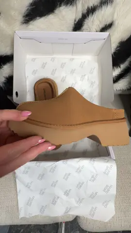 Platform clogs from @Dream Pairs give you that look and comfort with out breaking the bank #dreampairs #platformclogs #clogs #lookforless l#clogshoes 