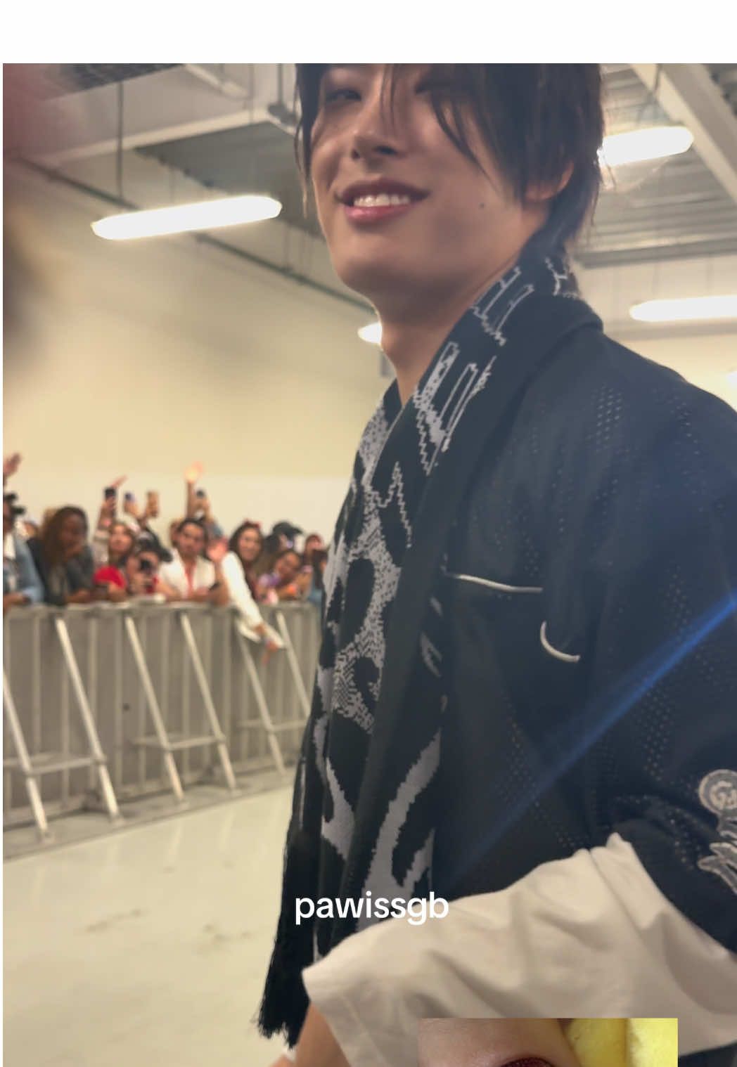 Weeey me quede tiesa y muda cuando lo vi porque esta precioso y mi querida @Daniella Escobedo me salvó neta te amoooo! ahi esta mi uña que le enseñé 🤣😭  #ateez #mingi #inyourfantasytour #ateezinmexico #sendoff