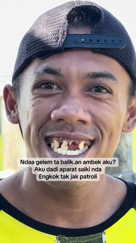 Ndaa gelem ta balik.an ambek aku? Aku dadi aparat saiki nda Engkok tak jak patroli