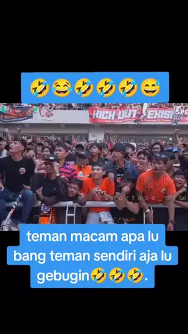 pelemparan sepatu oleh oknum suporter Oren. #chiroalves #thejakmania #sepatuterbang😂 #persijavsmalut 
