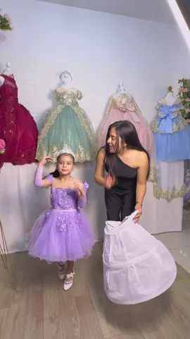 ✨ Modelo RUBY estilo quinceañera  Incluye 3 piezas en 1: 👗 Vestido corto 👑 Cola desmontable 👑 Falda princesa desmontable INCLUYE  ✅ Crinolina removible en silicona (no es de alambre, súper cómoda)#vestidosdefiesta #vestidoselegantes #vestidos #vestidosniñas #promociones 
