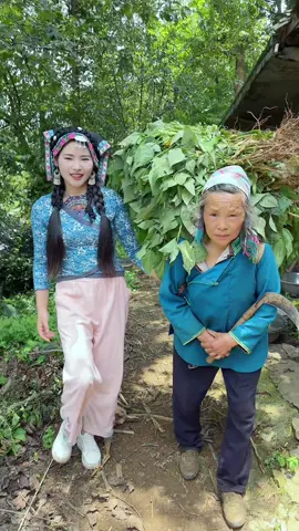 农村人真的勤快和朴实，外婆的干活回来了，七八十岁了，还这么辛苦##山歌#音乐#农村生活