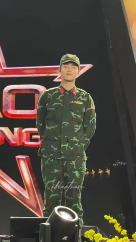 ánh mắt đầy tự hào vì được khoác lên mình bộ quân phục ❤️🇻🇳 #haidangdoo #concertsaonhapngu #vpop #fyp #anhtraisayhi @Hai Dang Doo 