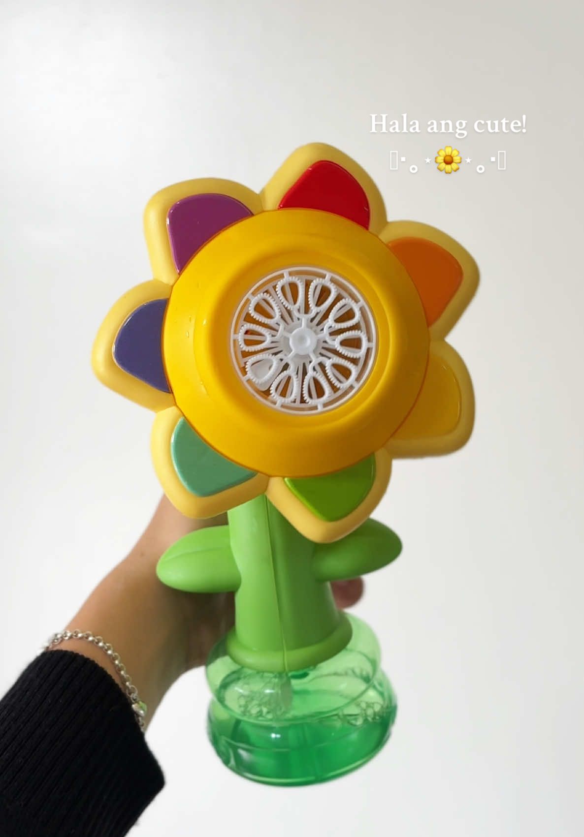 Magandang pang-regalo mga mommy! 😍 Sobrang cute niya. 🥹 #MomsofTikTok #giftideas #bubblemachine #rechargeablebubblemachine 
