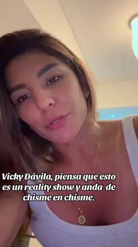 Su campaña  la basa en chismes y calumnias, que  madure  que está muy vieja. @Vicky Dávila 