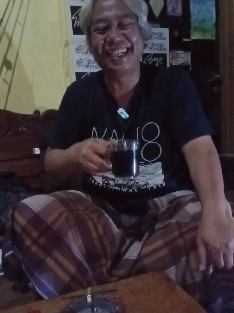 Di masa pemerintahan represif, Warung Kopi menjadi kanal bebas   bagi pergolakan dan revolusi pemikiran karena pemerintah menguasai saluran resmi. Dari warung kopi lahirlah revolusi Perancis. Dari kedai kedai kopi di Aceh, penentuan nasib digagas. Di grup-grup WA di Muba, yang fungsinya melampaui warung kopi, muncul kebebasan bersuara. Meski di grup WA ini isinya semua macam manusia, LSM, wartawan, pedagang, rakyat jelata, birokrat, pejabat tinggi, DPR hingga APH, jaksa, polisi, tentara, tak ada sumbatan bersuara. Isinya kadang sekedar cawa, lalu info yg update hingga sudah kedaluwarsa. Bahkan kerapkali bocoran informasi juga merebak di pagi, siang, malam hingga dinihari. Ini sungguh warung kopi yg tak ada matinya. Mutu obrolannya? Kadang sepele, seringkali kelewat serius. Kadang juga digagas rencana aksi turun ke jalan. #megawati #erosdjarot #kontras #pdip #muba 