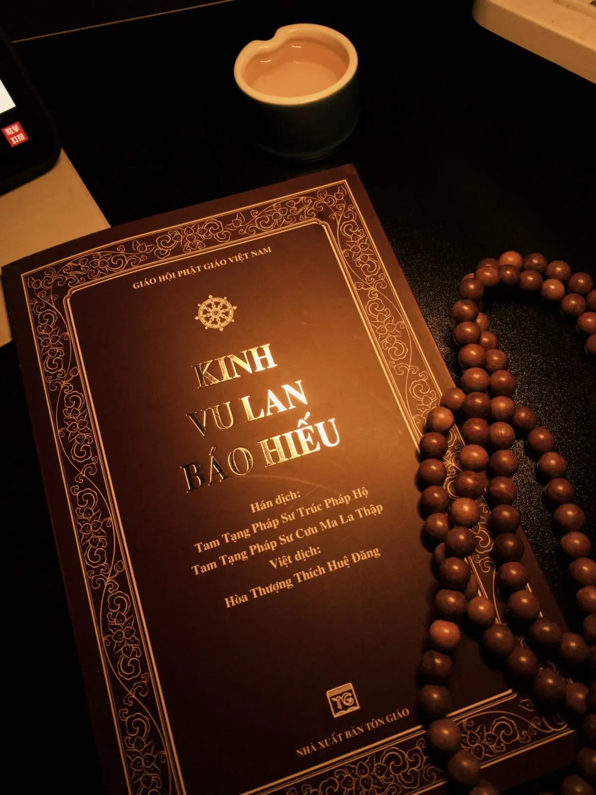 “Vu Lan trăng sáng nhiệm mầu, Neo gương hiếu hạnh nguyện cầu chí tâm. Ngài Mục Liên cứu mẹ khóc thầm, Đại bi vang khắp mười phương cõi trần. Con nay nương bóng Phật Đà, Tụng kinh học pháp, hương trà tỏa bay. Đền ơn cha mẹ tháng ngày, Nguyện cho gia quyến thoát vòng khổ đau. Chí tu chẳng quản sớm chiều, Một niệm hiếu thuận kết nhiều thiện duyên. Ân sâu cha mẹ vô biên, Nguyện dâng tâm sáng trọn mọi miền tu thân”.  #vulan #vulanbaohieu #phatphapnhiemmau #phatphapvobien #diatangvuongbotat 