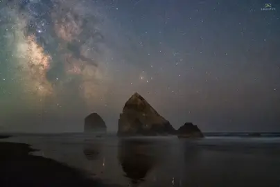 It was good to get out and take some photos of the night sky.  As always I reimagine my image creatively making these “ time lapse “ videos . The end is the best .   Created with @Hailuo AI (MiniMax) #fyp #nature #aivideo #photography #beautiful 