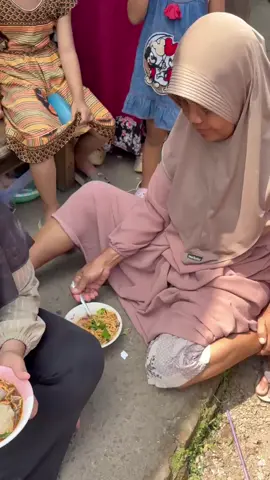 lomba makan bakso🤣 siapa cepat dapat hadiah🤗yang tidak menang pun g rugi,perut jadi kenyang😅😅 #ibuibu #agustusan #fyppppppppppppppppppppppp #tiktokviral 