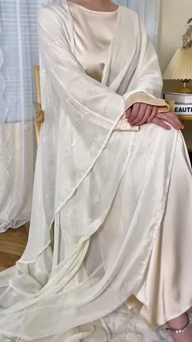 I love this cape robe so much. The faint golden thread looks great.🥰🥰🥰🤩 #TikTokMadeMeBuyIt #rushready2025 #tiktokshoplalordaysale#getreadyforfashionweek #Ramadan2026