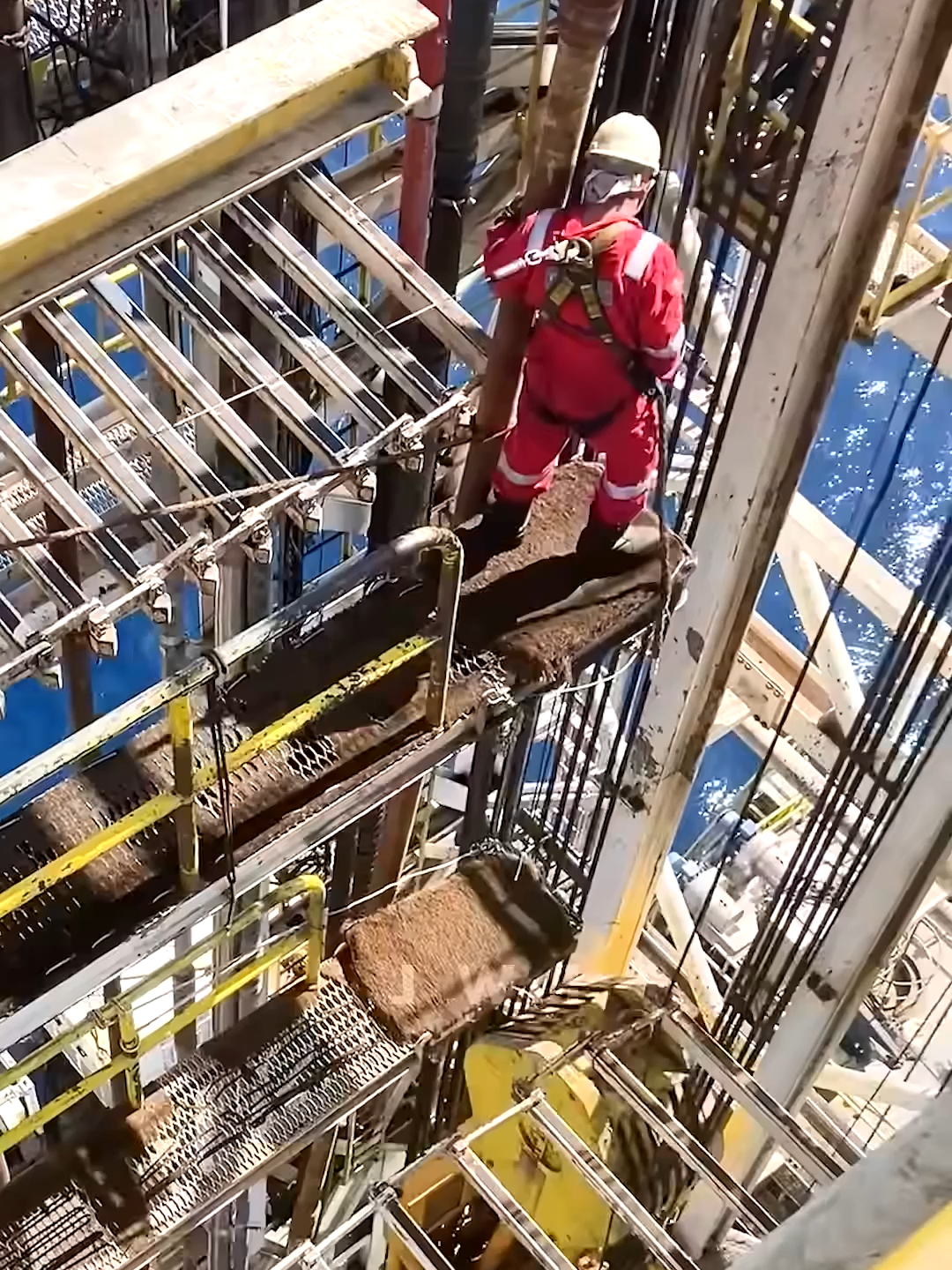 Derrickman Tripping Pipes