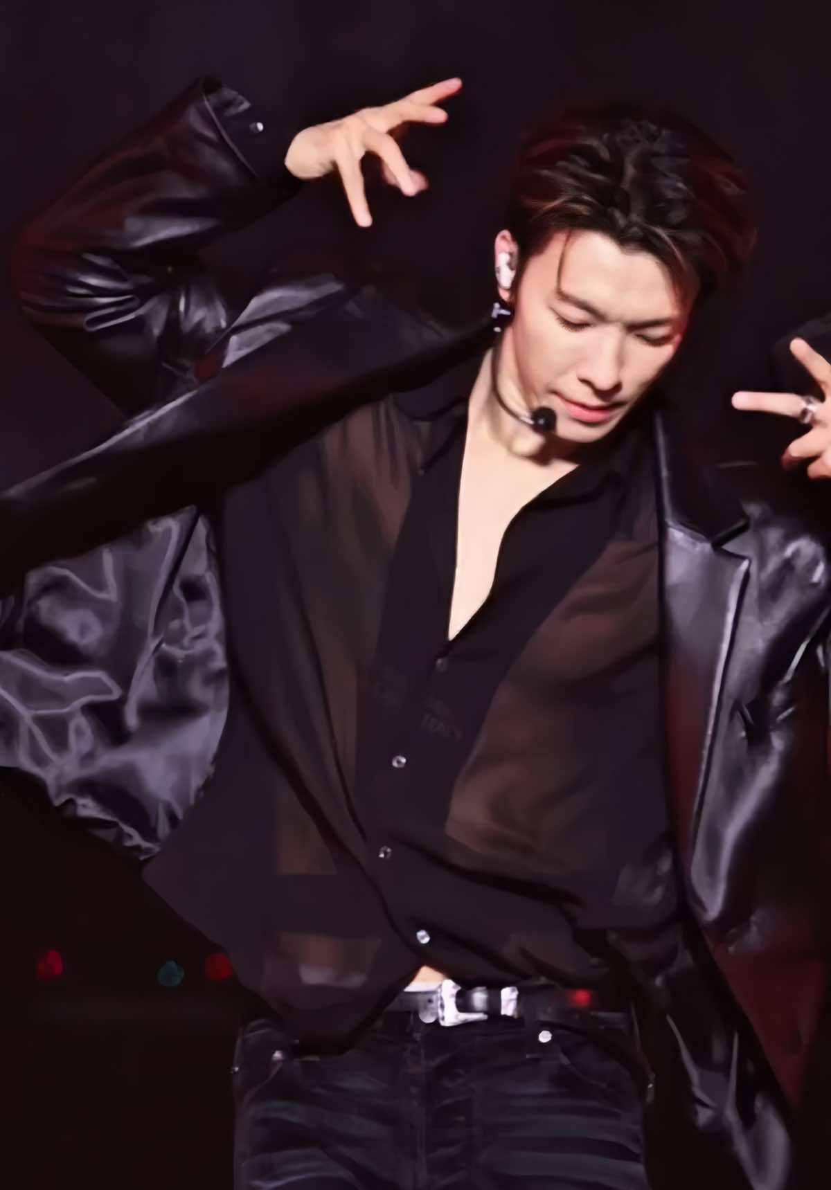 Combo hủy diệt áo khoác da + áo lưới + tone giọng trầm 🥵🔥☄️ ©️on vid #superjunior #supershow10 #superjuniordne #donghae #20th_anniversary_tour 