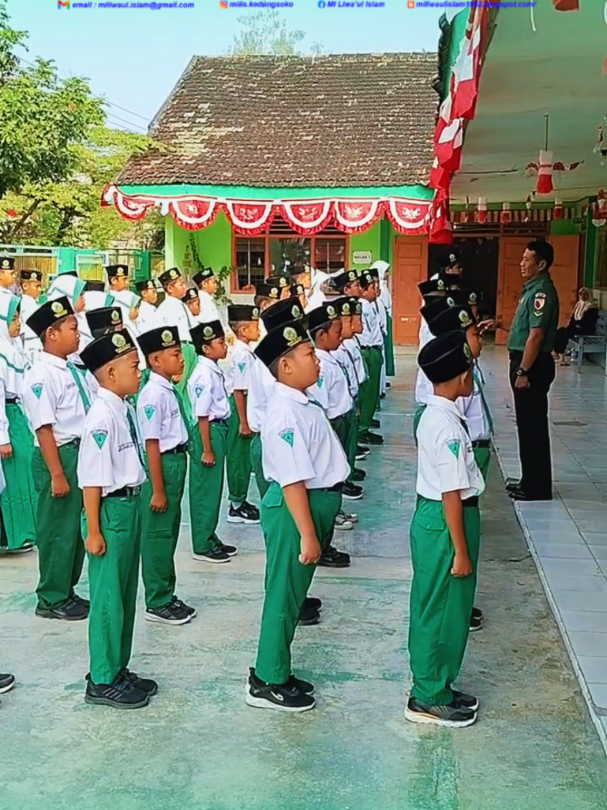 ✨ Semangat kedisiplinan! ✨ Senin, 25 Agustus 2025 setelah upacara pengibaran bendera merah putih, siswa-siswi kelas 4, 5, dan 6 MI Liwaul Islam Kedungsoko Kecamatan Mantup, Kabupaten Lamongan mendapatkan materi Peraturan Baris Berbaris (PBB). Kegiatan ini dibimbing langsung oleh Bapak Purwono, Babinsa Desa Kedungsoko dari Koramil Mantup. Tujuannya untuk menanamkan sikap disiplin, kekompakan, dan tanggung jawab sejak dini. 💪🇮🇩 #PBB #Disiplin #Babinsa #KoramilMantup #MILiwaulIslam 