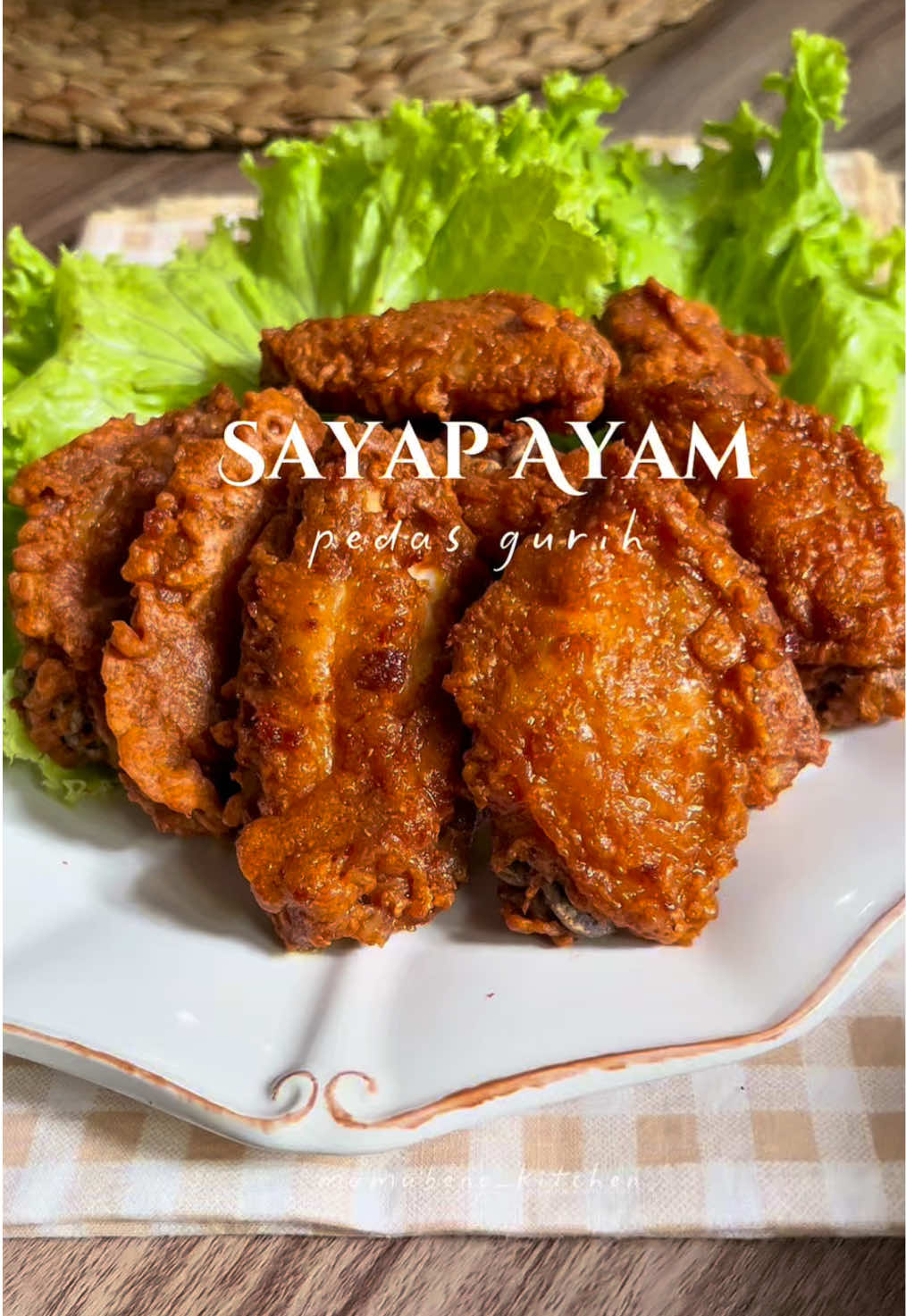 Ga perlu beli spicy chicken wings frozen lagi, bikin sendiri makannya lebih puas dan lebih enakkk Sayap Ayam Pedas Gurih  Bahan : 500gr sayap ayam bagian tengah 1 sachet bumbu marinasi desaku 2sdt bawang putih bubuk desaku 1/2sdt ladaku merica bubuk 2sdm cabe bubuk desaku 2sdm maizena 1 butir telur #spicychickenwings_satset #bumbuajaib #resepsatset_rudy 