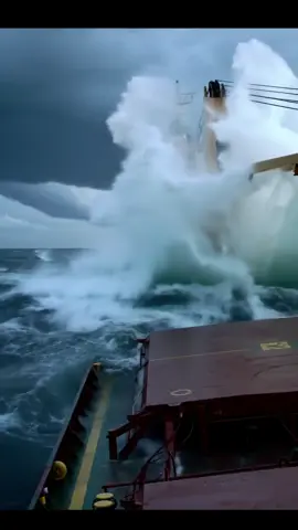 🌊🌊😨😨 gulungan ombak membuat kapal seperti ayunan#ocean #ship #fyp 