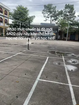 Đi dọc đường không thấy một đứa hs nào đi học có mình nó ,kêu dẫn nó lên lớp thầy cô đợi trên lớp hay gì Á , tao lên thấy có t vs nó thui