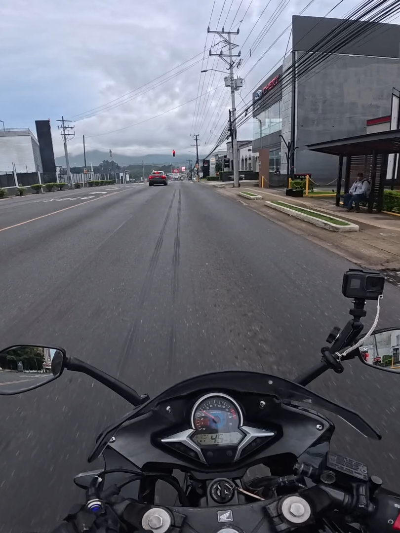 Algunos dicen que amaneció horrible, para mi es perfecto. ¿Nubes o sol? La nube viajera claramente.#viajandoenmoto