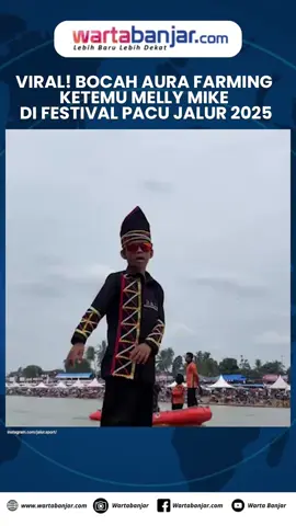Viral! Bocah Aura Farming Ketemu Melly Mike di Festival Pacu Jalur 2025 WARTABANJAR.COM, RIAU – Festival Pacu Jalur 2025 di Tepian Narosa, Kuantan Singingi (Kuansing) jadi makin meriah dengan kehadiran rapper internasional Melly Mike. Tak hanya tampil di acara budaya terbesar Riau itu, Melly Mike juga bertemu langsung dengan Dikha, bocah viral Pacu Jalur yang menggegerkan dunia lewat tren “aura farming”. Dalam video yang beredar Minggu (24/8/2025), Melly Mike tiba di helipad Sport Center Kuansing. Sesampainya di lokasi, ia langsung disambut Dikha yang menjadi ikon baru Festival Pacu Jalur.(Wartabanjar.com) Berita Selengkapnya: https://wartabanjar.com/2025/08/25/heboh-rapper-melly-mike-peluk-bocah-viral-pacu-jalur-dikha-dapat-hadiah-game-di-kuansing/ #pacujalur #mellymike #dikha #aurafarming #viral 