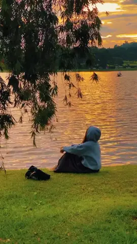 Hai, Tuan. Yang Tak Pernah Kulepas dari Doa Entah sudah berapa purnama namamu hanya singgah di kepala. Rindu datang tanpa diundang, menyelinap lewat senja yang perlahan hilang. Setiap hembusan angin membawa tanyaku, apakah kau baik-baik saja di sana? Waktu terasa berjalan pincang, menyisakan kosong yang kian bising di jiwaku yang selalu menunggu. Lucu, ya? Kita tak pernah benar-benar bicara, hanya ada tatapan yang samar menjadi alasan jantungku bergetar. Tuan, aku sungguh merindu. Andai kelak ada celah waktu, sudilah kau titipkan sapa, meski hanya sebatas aksara. • • #tulisantangan #aksara #darasenja #fayyza #bollywood 