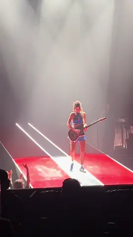 Insane intro by #susvasquez #youngamericanheart 🇺🇸❤️🤍💙 @Benson #americanhearttour #bensonboone #flip