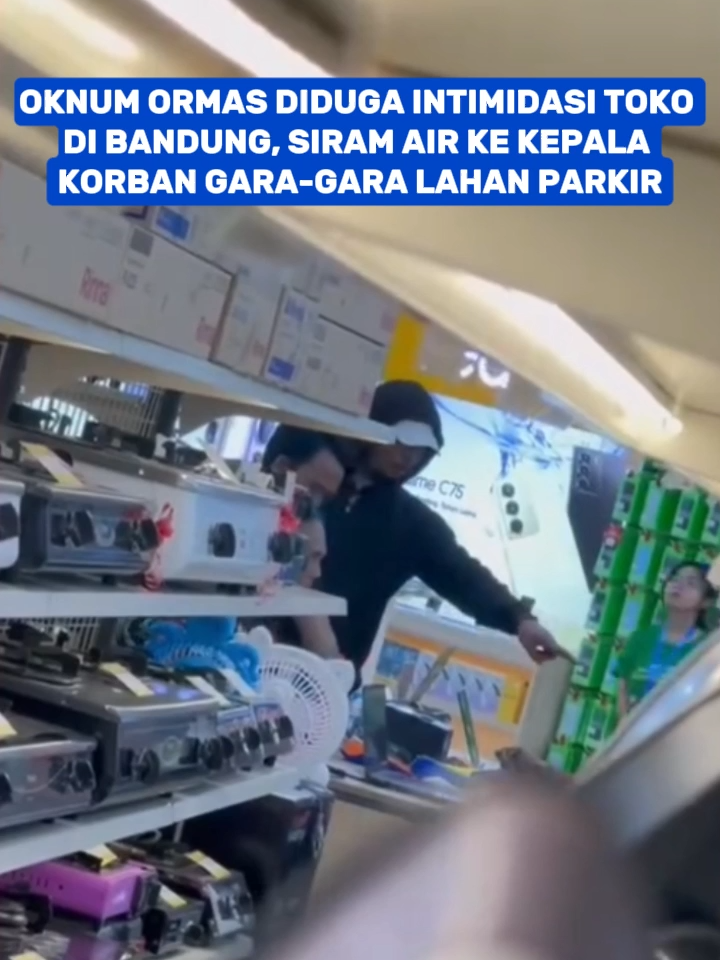 Insiden mengejutkan terjadi di Kabupaten Bandung pada Kamis, 22 Agustus 2025. Seorang oknum ormas terekam kamera diduga melakukan intimidasi terhadap kepala toko lantaran permintaan jatah lahan parkir tidak dipenuhi. Pelaku bahkan menyiram air ke kepala korban di depan karyawan dan pelanggan. Aksi ini langsung viral dan menuai kecaman publik, karena dianggap sebagai bentuk premanisme yang meresahkan. Masyarakat mendesak aparat penegak hukum turun tangan agar kasus serupa tidak terulang kembali.(AD)