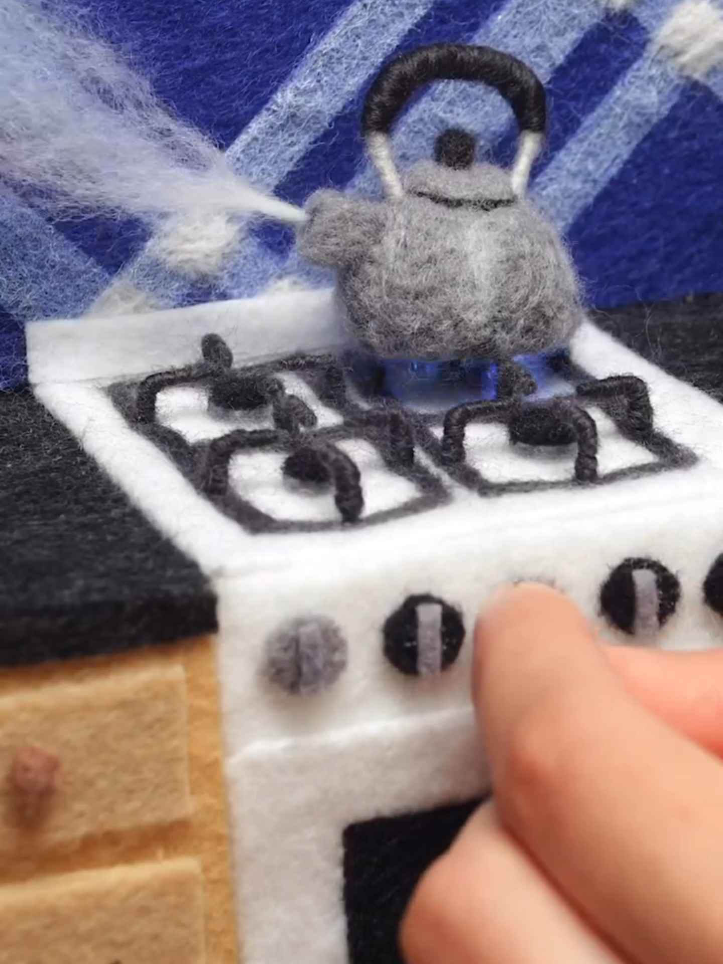 Made you look👀 @cliffcreativity #stopmotion #woolart #framebyframe #stopmotionvideo #miniatureart #animation #stopmotion