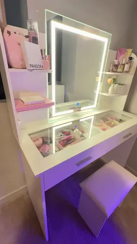 🌸 “A little corner of calm, where beauty meets comfort.” ✨ #VanityVibes #CozyCorner #AestheticSpace #HomeGlowUp #VanityInspo #BeautyNook #SoftAesthetic 